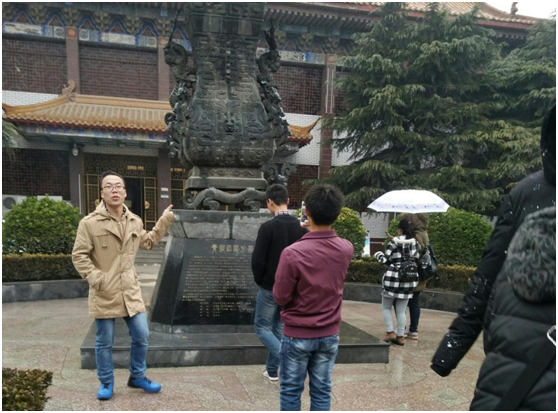 班长讲解文物相关知识